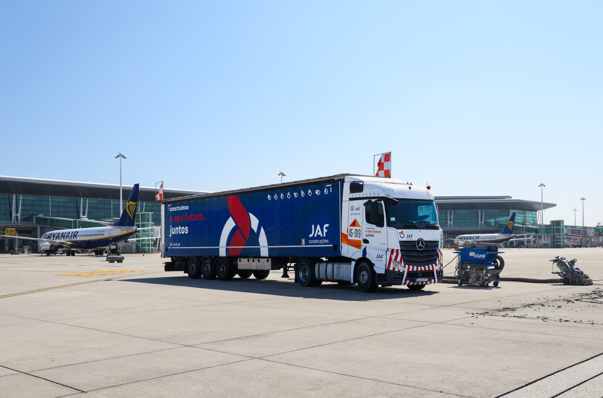 Grupo JAF lorry on an airport apron