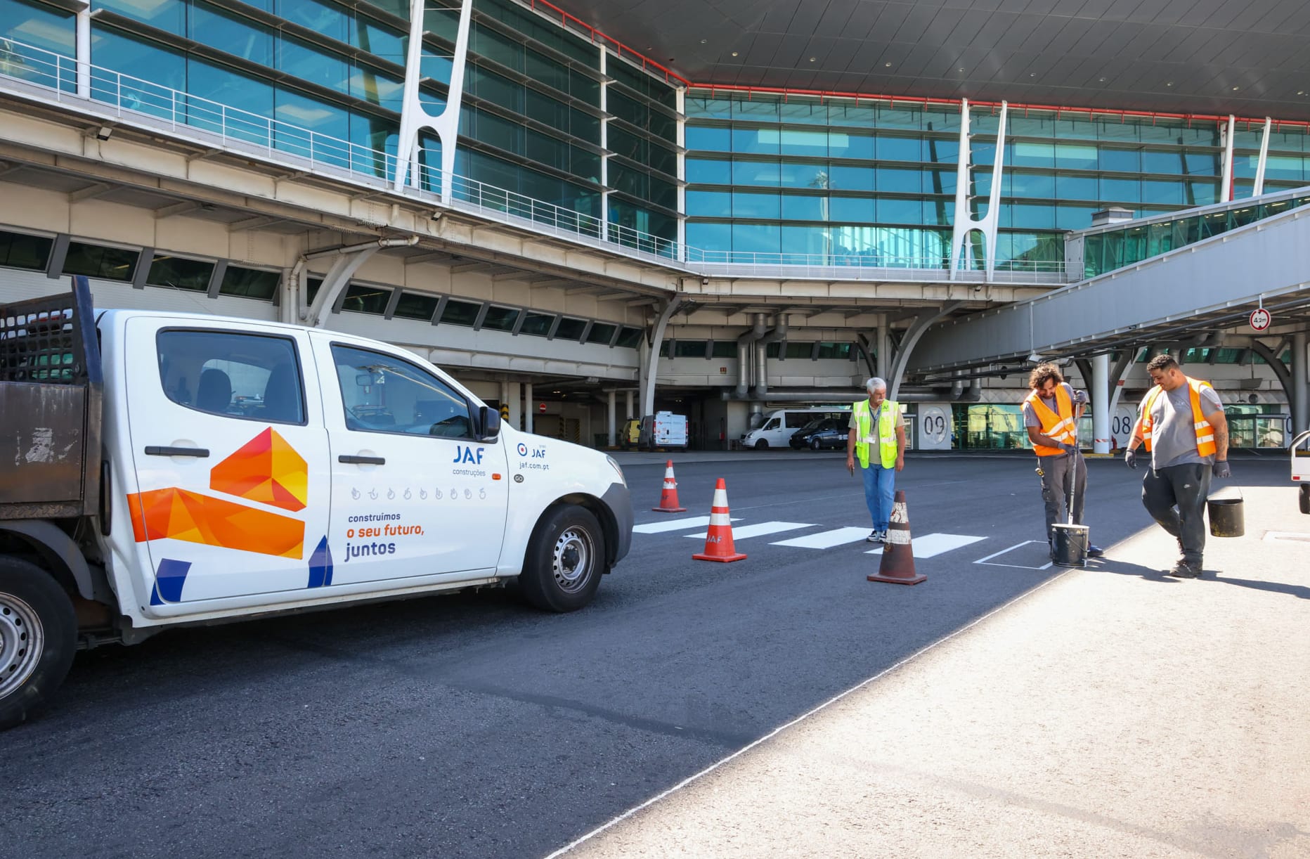 Grupo JAF team working next to an airport terminal