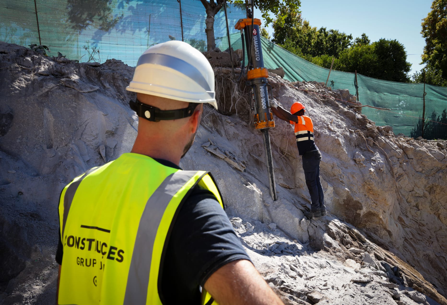 JAF Construções – hydraulic breaker demolition on site