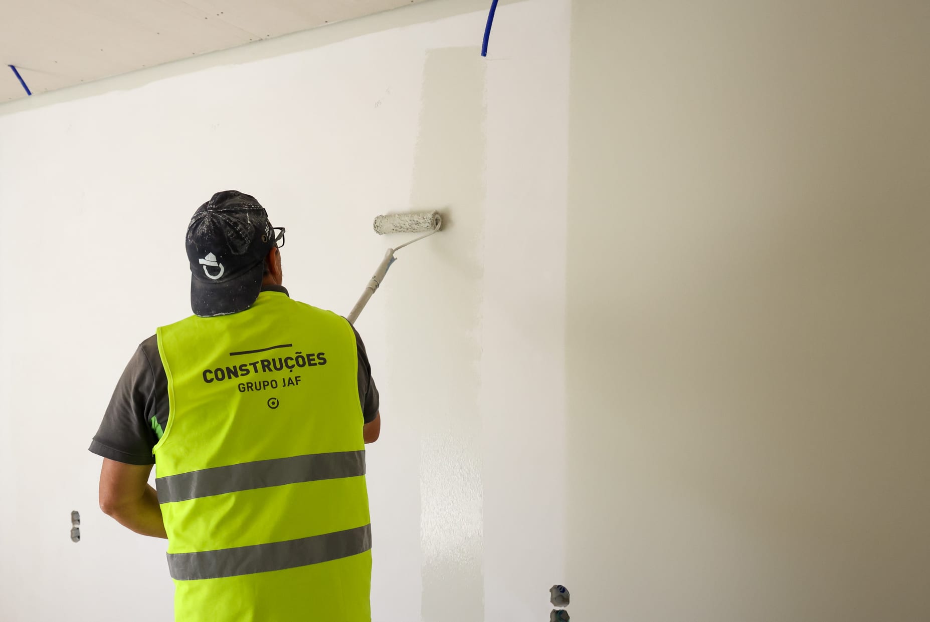 Interior painting by a JAF Construções team