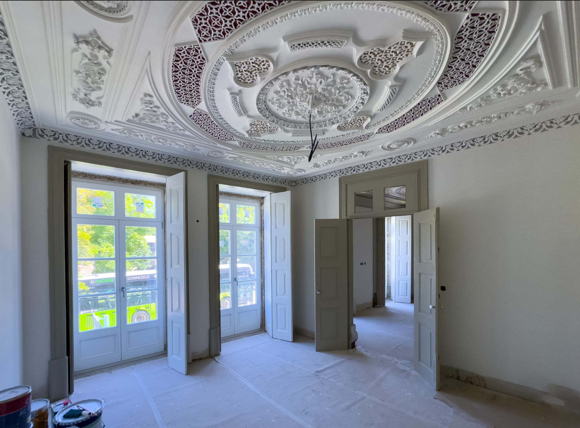 Ornamental plaster ceiling in a refurbishment project
