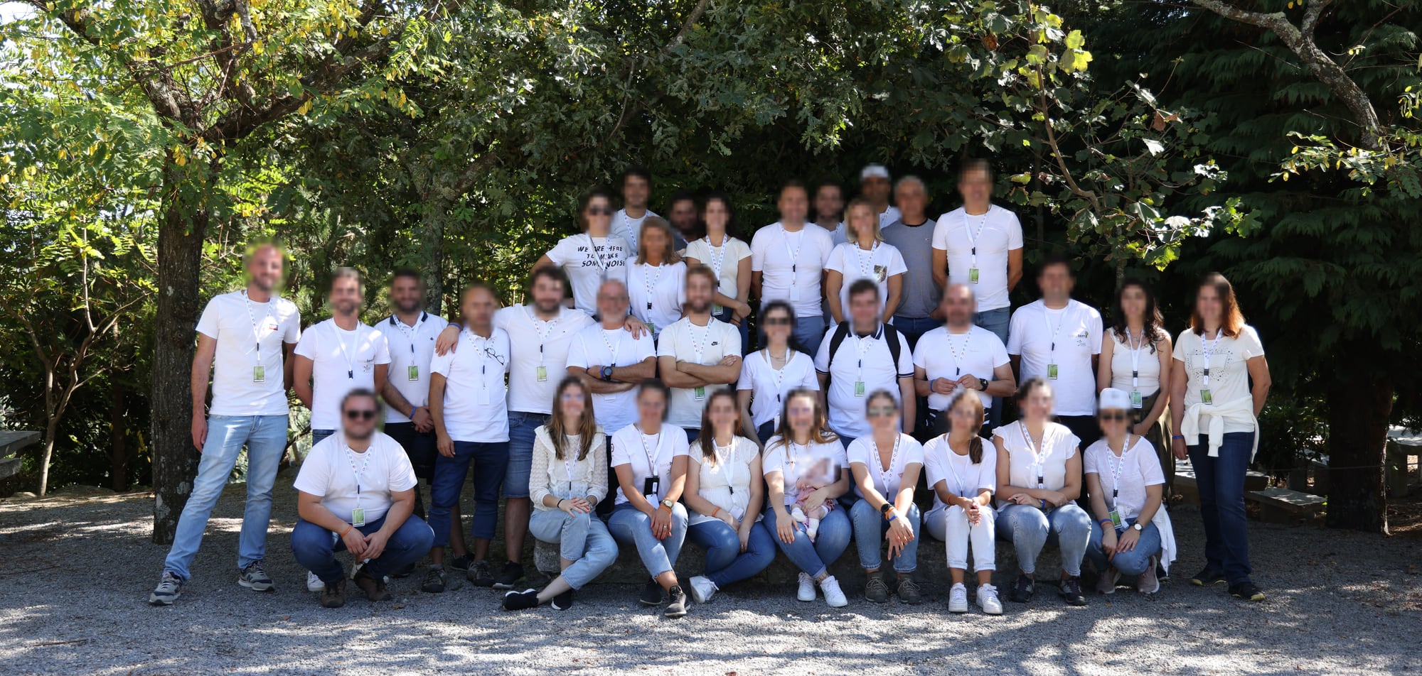 Equipa do Grupo JAF reunida ao ar livre
