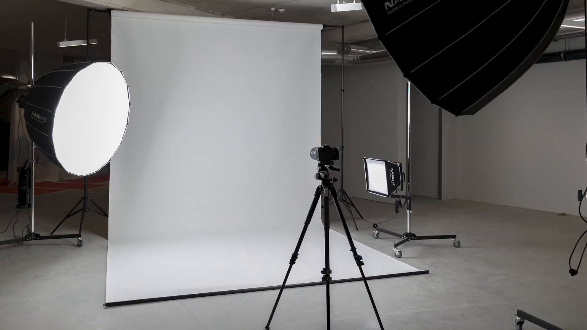The Your New Brand photographic studio in Guimarães, with two parabolic softboxes and a continuous white backdrop