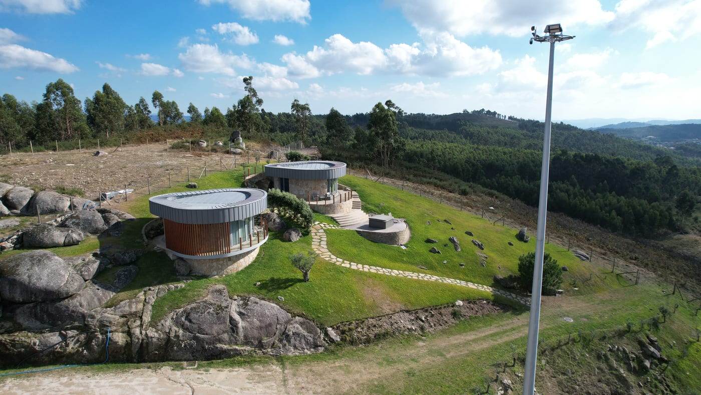 Aerial view of the two villas at Monte dos Xistos, in Rendufe, Guimarães