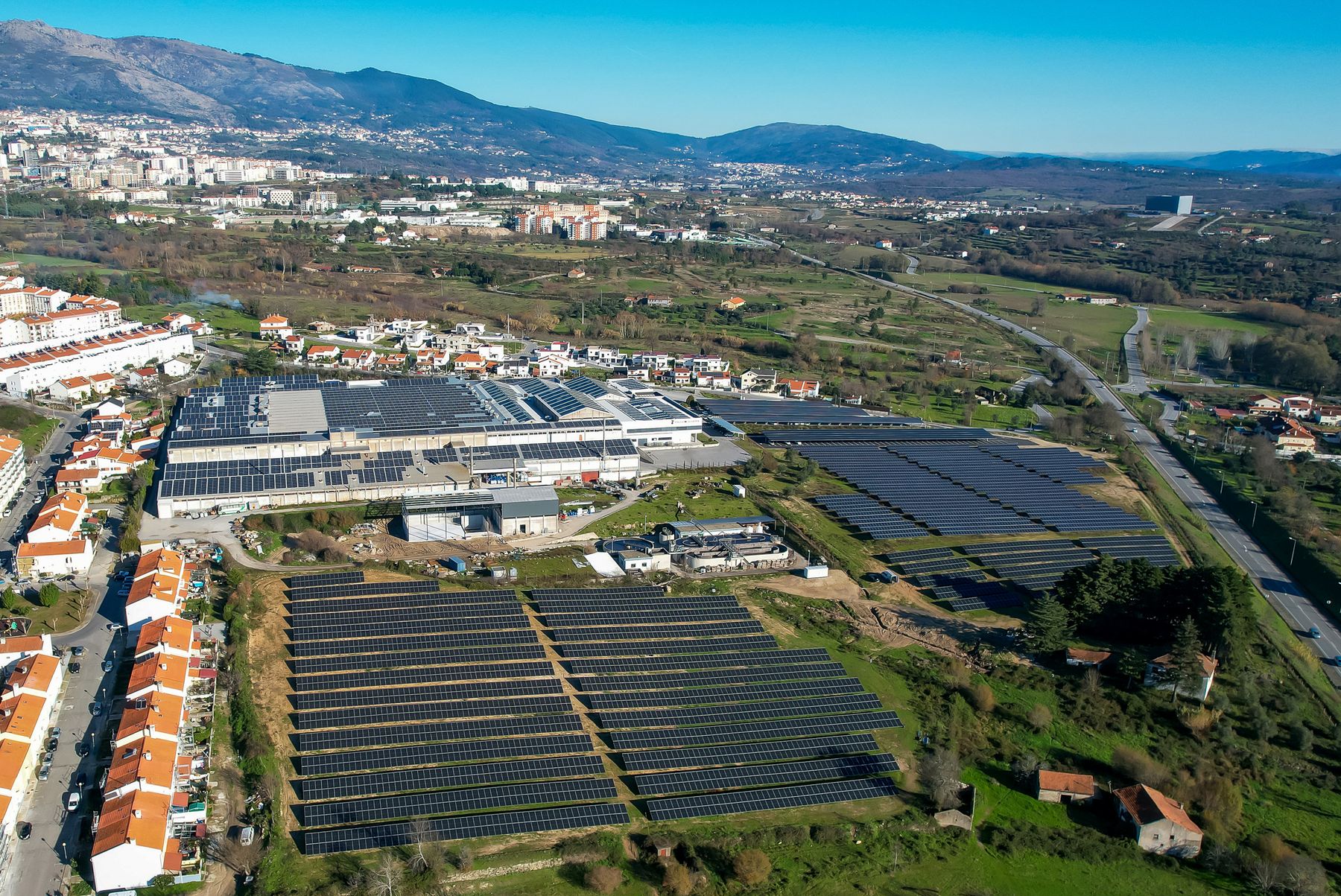 Parque solar – vista aérea de campo fotovoltaico