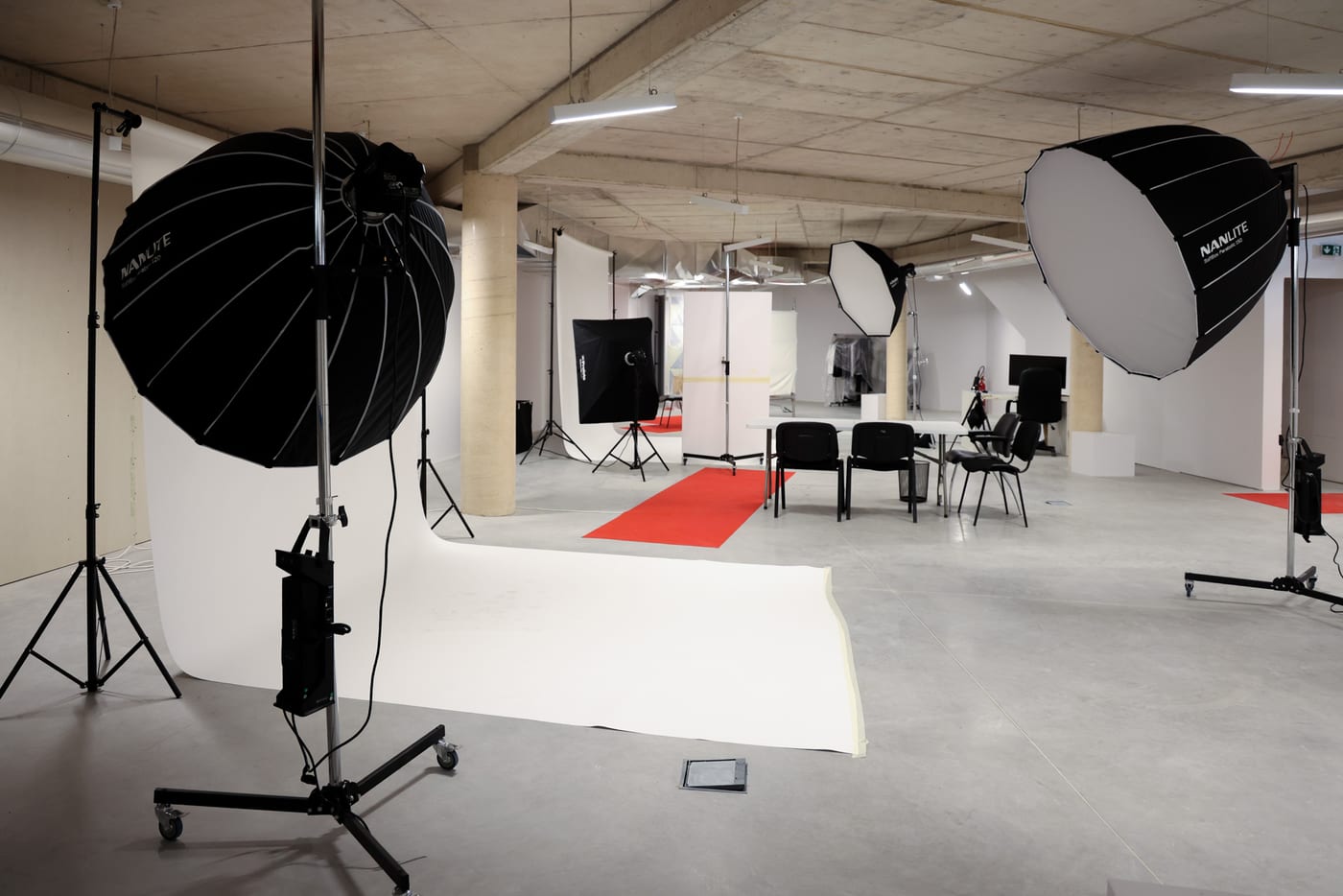 General view of the studio of about 200 m², with several lighting positions and a continuous white backdrop